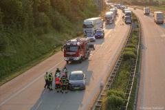 Sachsen / Bannewitz: Am 13.06.2023 kam es gegen 19.30 Uhr auf der BAB 17, zwischen der AS Dresden-Südvorstadt und der AS Dresden-Prohlis zu einem Verkehrsunfall. Kurz vor der AS Dresden-Prohlis kollidierte ein LKW mit einem PKW Opel Astra. Nach dem seitlichen Zusammenstoß entfernte sich der LKW. Die Beifahrerin aus dem Opel wurde verletzt und ins Krankenhaus eingeliefert. Der Opelfahrer wurde vor Ort durch den Rettungsdienst untersucht. Am Opel entstand Totalschaden. Die Berufsfeuerwehr (Wache Altstadt), die Stadtteilfeuerwehr Kaitz und die Freiwillige Feuerwehr Bannewitz waren im Einsatz. Die Autobahn mußte in Richtung Prag gesperrt werden. Es bildete sich ein Stau. Die Polizei ermittelt zur Unfallursache und sucht dringend Zeugen, welche Angaben zum flüchtigen, weißen LKW machen können.