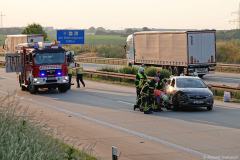 Sachsen / Bannewitz: Am 13.06.2023 kam es gegen 19.30 Uhr auf der BAB 17, zwischen der AS Dresden-Südvorstadt und der AS Dresden-Prohlis zu einem Verkehrsunfall. Kurz vor der AS Dresden-Prohlis kollidierte ein LKW mit einem PKW Opel Astra. Nach dem seitlichen Zusammenstoß entfernte sich der LKW. Die Beifahrerin aus dem Opel wurde verletzt und ins Krankenhaus eingeliefert. Der Opelfahrer wurde vor Ort durch den Rettungsdienst untersucht. Am Opel entstand Totalschaden. Die Berufsfeuerwehr (Wache Altstadt), die Stadtteilfeuerwehr Kaitz und die Freiwillige Feuerwehr Bannewitz waren im Einsatz. Die Autobahn mußte in Richtung Prag gesperrt werden. Es bildete sich ein Stau. Die Polizei ermittelt zur Unfallursache und sucht dringend Zeugen, welche Angaben zum flüchtigen, weißen LKW machen können.