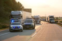 Sachsen / Bannewitz: Am 13.06.2023 kam es gegen 19.30 Uhr auf der BAB 17, zwischen der AS Dresden-Südvorstadt und der AS Dresden-Prohlis zu einem Verkehrsunfall. Kurz vor der AS Dresden-Prohlis kollidierte ein LKW mit einem PKW Opel Astra. Nach dem seitlichen Zusammenstoß entfernte sich der LKW. Die Beifahrerin aus dem Opel wurde verletzt und ins Krankenhaus eingeliefert. Der Opelfahrer wurde vor Ort durch den Rettungsdienst untersucht. Am Opel entstand Totalschaden. Die Berufsfeuerwehr (Wache Altstadt), die Stadtteilfeuerwehr Kaitz und die Freiwillige Feuerwehr Bannewitz waren im Einsatz. Die Autobahn mußte in Richtung Prag gesperrt werden. Es bildete sich ein Stau. Die Polizei ermittelt zur Unfallursache und sucht dringend Zeugen, welche Angaben zum flüchtigen, weißen LKW machen können.