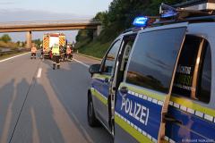Sachsen / Bannewitz: Am 13.06.2023 kam es gegen 19.30 Uhr auf der BAB 17, zwischen der AS Dresden-Südvorstadt und der AS Dresden-Prohlis zu einem Verkehrsunfall. Kurz vor der AS Dresden-Prohlis kollidierte ein LKW mit einem PKW Opel Astra. Nach dem seitlichen Zusammenstoß entfernte sich der LKW. Die Beifahrerin aus dem Opel wurde verletzt und ins Krankenhaus eingeliefert. Der Opelfahrer wurde vor Ort durch den Rettungsdienst untersucht. Am Opel entstand Totalschaden. Die Berufsfeuerwehr (Wache Altstadt), die Stadtteilfeuerwehr Kaitz und die Freiwillige Feuerwehr Bannewitz waren im Einsatz. Die Autobahn mußte in Richtung Prag gesperrt werden. Es bildete sich ein Stau. Die Polizei ermittelt zur Unfallursache und sucht dringend Zeugen, welche Angaben zum flüchtigen, weißen LKW machen können.