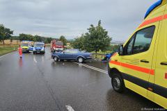 Sachsen / Bannewitz: Am 20.07.2023 kam es gegen 14.50 Uhr auf der B 170 in Possendorf zu einem Verkehrsunfall. Auf nasser Fahrbahn kollidierte am Possendorfer Berg ein PKW Mercedes-Benz 230 CE mit einem PKW Seat Ibiza. Der Mercedes war offenbar ins Schleudern geraten und mit dem entgegenkommenden Seat kollidiert. Die Seatfahrerin wurde schwer verletzt und mit dem Rettungshubschrauber " Christoph 62" ins Krankenhaus eingeliefert. Der Mercedesfahrer wurde leicht verletzt. Die Freiwillige Feuerwehr Bannewitz war im Einsatz. Die Bundesstraße 170 war voll gesperrt. Der Verkehrsunfalldienst der Polizei ermittelt zur Unfallursache.