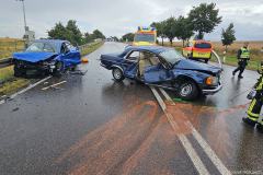 Sachsen / Bannewitz: Am 20.07.2023 kam es gegen 14.50 Uhr auf der B 170 in Possendorf zu einem Verkehrsunfall. Auf nasser Fahrbahn kollidierte am Possendorfer Berg ein PKW Mercedes-Benz 230 CE mit einem PKW Seat Ibiza. Der Mercedes war offenbar ins Schleudern geraten und mit dem entgegenkommenden Seat kollidiert. Die Seatfahrerin wurde schwer verletzt und mit dem Rettungshubschrauber " Christoph 62" ins Krankenhaus eingeliefert. Der Mercedesfahrer wurde leicht verletzt. Die Freiwillige Feuerwehr Bannewitz war im Einsatz. Die Bundesstraße 170 war voll gesperrt. Der Verkehrsunfalldienst der Polizei ermittelt zur Unfallursache.