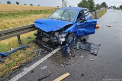 Sachsen / Bannewitz: Am 20.07.2023 kam es gegen 14.50 Uhr auf der B 170 in Possendorf zu einem Verkehrsunfall. Auf nasser Fahrbahn kollidierte am Possendorfer Berg ein PKW Mercedes-Benz 230 CE mit einem PKW Seat Ibiza. Der Mercedes war offenbar ins Schleudern geraten und mit dem entgegenkommenden Seat kollidiert. Die Seatfahrerin wurde schwer verletzt und mit dem Rettungshubschrauber " Christoph 62" ins Krankenhaus eingeliefert. Der Mercedesfahrer wurde leicht verletzt. Die Freiwillige Feuerwehr Bannewitz war im Einsatz. Die Bundesstraße 170 war voll gesperrt. Der Verkehrsunfalldienst der Polizei ermittelt zur Unfallursache.