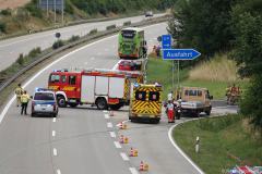 Sachsen / Dohna: Am 21.07.2023 kam es gegen 12.15 Uhr auf der BAB 17, zwischen der AS Dresden-Prohlis und der AS Heidenau zu einem Verkehrsunfall. Nach bisherigen Erkenntnissen wechselte in Höhe der AS Heidenau ein Reisbus Neoplan von der rechten auf die linke Fahrspur. Dabei kollidierte der Bus seitlich mit einem auf der linken Fahrspur fahrenden PKW BMW 3er. Der Kombi geriet daraufhin ins Schleudern, fuhr in den Straßengraben und überschlug sich. Beide Insassen wurden schwer verletzt und ins Krankenhaus eingeliefert. Im Reisebus (Flixbus) gab es keine Verletzten. Die LKW Mercedes-Benz wurde noch leicht beschädigt. Im Einsatz waren die Berufsfeuerwehr (Wache Striesen), die Stadtteilfeuerwehren Lockwitz, Niedersedlitz und Kaitz, sowie die Freiwillige Feuerwehr Bannewitz. Die Feuerwehrleute unterstützten den Rettungsdienst, sicherten die Unfallstelle ab und reinigten die Fahrbahn. Die Ausfahrt der AS Heidenau war in Richtung Prag gesperrt. Die Autobahn war kurzzeitig in Richtung Prag gesperrt. Später wurde der Verkehr an der Unfallstelle vorbeigeleitet. Es bildete sich ein Stau bis zur AS Dresden-Prohlis. Die Polizei ermittelt zur Unfallursache.