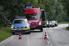 Sachsen / Bannewitz: Am 07.08.2023 kam es gegen 7.30 Uhr auf der K 9015, zwischen Obernaundorf und Wilmsdorf zu einem Verkehrsunfall. Ein PKW Toyota Yaris Verso war auf der nassen Fahrbahn in einer Rechtskurve ins Schleudern geraten. Der Wagen schleuderte in der Straßengraben und überschlug sich. Die Fahrerin wurde schwer verletzt und ins Krankenhaus eingeliefert. Die Freiwilligen Feuerwehren Bannewitz, Rabenau und Kreischa waren im Einsatz. Sie unterstützten den Rettungsdienst und sicherten die Unfallstelle ab. Die Reifen des Toyota waren in einem schlechten Zustand. Außerdem war ein Reifen gegen die Laufrichtung montiert. Die Kreisstraße 9015 war des Unfalls zunächst gesperrt. Später wurde der Verkehr an der Unfallstelle vorbeigeleitet. Die Polizei ermittelt zur Unfallursache.