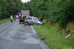 Sachsen / Bannewitz: Am 07.08.2023 kam es gegen 7.30 Uhr auf der K 9015, zwischen Obernaundorf und Wilmsdorf zu einem Verkehrsunfall. Ein PKW Toyota Yaris Verso war auf der nassen Fahrbahn in einer Rechtskurve ins Schleudern geraten. Der Wagen schleuderte in der Straßengraben und überschlug sich. Die Fahrerin wurde schwer verletzt und ins Krankenhaus eingeliefert. Die Freiwilligen Feuerwehren Bannewitz, Rabenau und Kreischa waren im Einsatz. Sie unterstützten den Rettungsdienst und sicherten die Unfallstelle ab. Die Reifen des Toyota waren in einem schlechten Zustand. Außerdem war ein Reifen gegen die Laufrichtung montiert. Die Kreisstraße 9015 war des Unfalls zunächst gesperrt. Später wurde der Verkehr an der Unfallstelle vorbeigeleitet. Die Polizei ermittelt zur Unfallursache.