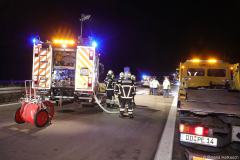 Sachsen / Bannewitz: Am 30.03.2024 kam es gegen 22.20 Uhr auf der BAB 17, zwischen dem AS Dresden-Südvortadt und dem Parkplatz "Am Nöthnitzgrund" zu einem Verkehrsunfall. Ein PKW BMW 330d prallte auf einen vorausfahrenden PKW Seat Ibiza. Der Seat schleuderte nach dem Aufprall des BMW in die Mittelleitplanke. Eine Insassin des Seat, welche auf der Rücksitzbank saß, wurde im Fahrzeug eingeschlossen und mußte durch die Feuerwehr befreit werden. Insgesamt wurden alle drei Insassen des Seat und der BMW-Fahrer z. T. schwer verletzt und ins Krankenhaus eingeliefert. Aus dem Seat lief Benzin aus und verteilte sich auf der Fahrbahn. Die Feuerwehrleute unterbanden die Explosionsgefahr des ausgetretenen Benzins mit einem Schaumteppich. Später mußte die Fahrbahn noch durch eine Spezialfirma gereinigt werden. An beiden Fahrzeugen entstand Totalschaden. Die Autobahn war in Richtung Prag gesperrt. Gegen 1.10 Uhr konnte die Fahrbahn wieder freigegeben werden. Im Einsatz waren die Freiwillige Feuerwehr Bannewitz (Ortswehren Bannewitz und Possendorf), die Berufsfeuerwehr (Wachen Altstadt und Löbtau) und die Stadtteilfeuerwehren Kaitz und Gorbitz. Die Polizei ermittelt zur Unfallursache.