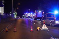 Sachsen / Bannewitz: Am 03.05.2024 kam es gegen 2.15 Uhr in Welschhufe zu einem Fahrzeugbrand. Neben einem Wohnhaus an der August-Bebel-Straße (B 170) brannte ein geparkter PKW Mini Cooper. Als die Freiwillige Feuerwehr Bannewitz eintraf, stand der Kleinwagen in Flammen. Die Feuerwehrleute konnten den Brand zügig löschen. Dennoch brannte der Mini vollständig aus. Die Bundesstraße 170 war während des Einsatzes gesperrt. Die Polizei ermittelt wegen Brandstiftung.
(Text: Polizeidirektion Dresden)
In der Nacht zu Freitag ist ein Mini Cooper auf einem Grundstück an der August-Bebel-Straße abgebrannt. Zum Sachschaden liegen noch keine Angaben vor. Ersten Ermittlungen zufolge wurde der Wagen in Brand gesteckt. Die Polizei ermittelt wegen Brandstiftung.
