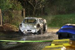 Sachsen / Bannewitz: Am 03.05.2024 kam es gegen 2.15 Uhr in Welschhufe zu einem Fahrzeugbrand. Neben einem Wohnhaus an der August-Bebel-Straße (B 170) brannte ein geparkter PKW Mini Cooper. Als die Freiwillige Feuerwehr Bannewitz eintraf, stand der Kleinwagen in Flammen. Die Feuerwehrleute konnten den Brand zügig löschen. Dennoch brannte der Mini vollständig aus. Die Bundesstraße 170 war während des Einsatzes gesperrt. Die Polizei ermittelt wegen Brandstiftung.
(Text: Polizeidirektion Dresden)
In der Nacht zu Freitag ist ein Mini Cooper auf einem Grundstück an der August-Bebel-Straße abgebrannt. Zum Sachschaden liegen noch keine Angaben vor. Ersten Ermittlungen zufolge wurde der Wagen in Brand gesteckt. Die Polizei ermittelt wegen Brandstiftung.