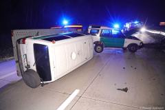 Sachsen / Kreischa: Am 23.03.2025 kam es gegen 22.25 Uhr auf der BAB 17 zu einem Verkehrsunfall. Zwischen der AS Dresden-Prohlis und der AS Heidenau geriet aus noch unbekannter Ursache ein Geländewagen Land Rover Discovery 2 mit einem Anhänger ins Schleudern. Das Gespann prallte gegen die Mittelleitplanke. Der Land Rover stellte sich daraufhin quer und der Anhänger samt eines aufgeladenen Kleinbusses VW T4 Syncro kippte um. Der Fahrer hatte Glück und blieb unverletzt. Die Freiwillige Feuerwehr Bannewitz, die Berufsfeuerwehr (Wache Altstadt) und die Stadtteilfeuerwehren Kaitz und Lockwitz waren im Einsatz. Sie sicherten die Unfallstelle und nahmen die ausgetretenen Betriebsstoffe auf. Beide Fahrzeuge wurden erheblich beschädigt bzw. entstand Totalschaden. Beim Land Rover und beim VW handelt es sich um ehemalige Polizeifahrzeuge (möglicherweise Bundespolizei). Die Autobahn war in Richtung Prag gesperrt. Es bildete sich ein Stau. Die Polizei ermittelt zur Unfallursache.