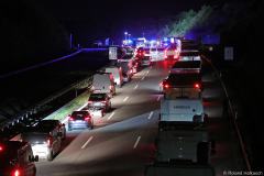 Sachsen / Dresden: Am 07.05.2025 kam es gegen 1.50 Uhr auf der BAB 17, zwischen der AS Dresden-Südvorstadt und der AS Dresden-Gorbitz zu einem tödlichen Verkehrsunfall. Kurz vor Gorbitz war ein Sattelzug Scania auf einen auf dem Standstreifen stehenden PKW Audi A6 auf. Offenbar stand der Audi mit einer Panne auf der Standspur. Nach dem Aufprall wurde der Audi auf die Fahrbahnmitte geschleudert. Der LKW prallte anschließend gegen die Mittelleitplanke und blieb nach ca. 100 Metern stehen. Im Audi befanden sich vier Erwachsene und ein Kind. Sie wurden teilweise im Fahrzeug eingeklemmt und mußten durch die Feuerwehr befreit werden. Das Kind und drei Erwachsene wurden zum Teil sehr schwer verletzt. Für einen Insassen kam jede Hilfe zu spät. Er verstarb noch im Fahrzeug. Der Rettungshubschrauber „Christoph 71“ brachte einen Notarzt an die Unfallstelle. Im Einsatz waren die Berufsfeuerwehr (Wachen Altstadt, Albertstadt und Löbtau), die Stadtteilfeuerwehr Kaitz und die Freiwillige Feuerwehr Bannewitz. Die Autobahn war in Richtung Dresden für mehrere Stunden gesperrt. Die Polizei und Sachverständige ermitteln zur Unfallursache. 
(Text: Feuerwehr Dresden)
 Feuerwehr und Rettungsdienst wurden zu einem schweren Verkehrsunfall auf die Bundesautobahn 17 alarmiert. Aus bislang ungeklärter Ursache kam es kurz vor der Anschlussstelle Gorbitz in Fahrtrichtung Dresden zu einer Kollision zwischen einem LKW und einem voll besetzten Audi-PKW.
Durch die Wucht des Aufpralls wurde der PKW auf die Fahrbahn geschleudert. Der LKW prallte gegen die Mittelleitplanke und kam dort zum Stillstand. Insgesamt fünf Personen – vier Erwachsene und ein Kind – wurden im Fahrzeug zum Teil eingeklemmt. Der Fahrer des LKW blieb augenscheinlich unverletzt, steht jedoch unter dem Eindruck der Ereignisse.
Die Feuerwehr leitete umgehend eine technische Rettung mit hydraulischen Rettungsgeräten ein. Dabei kam unter anderem das Verfahren der sogenannten „großen Seitenöffnung“ zum Einsatz,