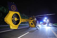 Sachsen / Dresden: Am 07.05.2025 kam es gegen 1.50 Uhr auf der BAB 17, zwischen der AS Dresden-Südvorstadt und der AS Dresden-Gorbitz zu einem tödlichen Verkehrsunfall. Kurz vor Gorbitz war ein Sattelzug Scania auf einen auf dem Standstreifen stehenden PKW Audi A6 auf. Offenbar stand der Audi mit einer Panne auf der Standspur. Nach dem Aufprall wurde der Audi auf die Fahrbahnmitte geschleudert. Der LKW prallte anschließend gegen die Mittelleitplanke und blieb nach ca. 100 Metern stehen. Im Audi befanden sich vier Erwachsene und ein Kind. Sie wurden teilweise im Fahrzeug eingeklemmt und mußten durch die Feuerwehr befreit werden. Das Kind und drei Erwachsene wurden zum Teil sehr schwer verletzt. Für einen Insassen kam jede Hilfe zu spät. Er verstarb noch im Fahrzeug. Der Rettungshubschrauber „Christoph 71“ brachte einen Notarzt an die Unfallstelle. Im Einsatz waren die Berufsfeuerwehr (Wachen Altstadt, Albertstadt und Löbtau), die Stadtteilfeuerwehr Kaitz und die Freiwillige Feuerwehr Bannewitz. Die Autobahn war in Richtung Dresden für mehrere Stunden gesperrt. Die Polizei und Sachverständige ermitteln zur Unfallursache. 
(Text: Feuerwehr Dresden)
 Feuerwehr und Rettungsdienst wurden zu einem schweren Verkehrsunfall auf die Bundesautobahn 17 alarmiert. Aus bislang ungeklärter Ursache kam es kurz vor der Anschlussstelle Gorbitz in Fahrtrichtung Dresden zu einer Kollision zwischen einem LKW und einem voll besetzten Audi-PKW.
Durch die Wucht des Aufpralls wurde der PKW auf die Fahrbahn geschleudert. Der LKW prallte gegen die Mittelleitplanke und kam dort zum Stillstand. Insgesamt fünf Personen – vier Erwachsene und ein Kind – wurden im Fahrzeug zum Teil eingeklemmt. Der Fahrer des LKW blieb augenscheinlich unverletzt, steht jedoch unter dem Eindruck der Ereignisse.
Die Feuerwehr leitete umgehend eine technische Rettung mit hydraulischen Rettungsgeräten ein. Dabei kam unter anderem das Verfahren der sogenannten „großen Seitenöffnung“ zum Einsatz,