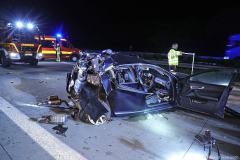 Sachsen / Dresden: Am 07.05.2025 kam es gegen 1.50 Uhr auf der BAB 17, zwischen der AS Dresden-Südvorstadt und der AS Dresden-Gorbitz zu einem tödlichen Verkehrsunfall. Kurz vor Gorbitz war ein Sattelzug Scania auf einen auf dem Standstreifen stehenden PKW Audi A6 auf. Offenbar stand der Audi mit einer Panne auf der Standspur. Nach dem Aufprall wurde der Audi auf die Fahrbahnmitte geschleudert. Der LKW prallte anschließend gegen die Mittelleitplanke und blieb nach ca. 100 Metern stehen. Im Audi befanden sich vier Erwachsene und ein Kind. Sie wurden teilweise im Fahrzeug eingeklemmt und mußten durch die Feuerwehr befreit werden. Das Kind und drei Erwachsene wurden zum Teil sehr schwer verletzt. Für einen Insassen kam jede Hilfe zu spät. Er verstarb noch im Fahrzeug. Der Rettungshubschrauber „Christoph 71“ brachte einen Notarzt an die Unfallstelle. Im Einsatz waren die Berufsfeuerwehr (Wachen Altstadt, Albertstadt und Löbtau), die Stadtteilfeuerwehr Kaitz und die Freiwillige Feuerwehr Bannewitz. Die Autobahn war in Richtung Dresden für mehrere Stunden gesperrt. Die Polizei und Sachverständige ermitteln zur Unfallursache. 
(Text: Feuerwehr Dresden)
 Feuerwehr und Rettungsdienst wurden zu einem schweren Verkehrsunfall auf die Bundesautobahn 17 alarmiert. Aus bislang ungeklärter Ursache kam es kurz vor der Anschlussstelle Gorbitz in Fahrtrichtung Dresden zu einer Kollision zwischen einem LKW und einem voll besetzten Audi-PKW.
Durch die Wucht des Aufpralls wurde der PKW auf die Fahrbahn geschleudert. Der LKW prallte gegen die Mittelleitplanke und kam dort zum Stillstand. Insgesamt fünf Personen – vier Erwachsene und ein Kind – wurden im Fahrzeug zum Teil eingeklemmt. Der Fahrer des LKW blieb augenscheinlich unverletzt, steht jedoch unter dem Eindruck der Ereignisse.
Die Feuerwehr leitete umgehend eine technische Rettung mit hydraulischen Rettungsgeräten ein. Dabei kam unter anderem das Verfahren der sogenannten „großen Seitenöffnung“ zum Einsatz,