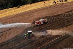 Sachsen / Rabenau: Am 06.07.2025 kam es gegen 11 Uhr in Obernaundorf zu einem Feldbrand. Am Ortsrand standen ca. 35 Hektar Feld in Flammen. Da das Feld noch nicht vollständig abgeerntet war, soll ein Teil des Getreides vernichtet worden sein. Ca. 80 Feuerwehrleute begannen mit der Brandbekämpfung und brachten gemeinsam mit den Landwirten das Feuer unter Kontrolle. Windböen fachten den Brand immer wieder an. Nachdem die offenen Flammen gelöscht waren, mußte der noch immer heiße Boden gründlich abgelöscht werden, um eine Wiederentzündung zu verhindern. Vier Feuerwehrleute mußten wegen Kreislaufproblemen durch den Rettungsdienst behandelt werden. Die Freiwilligen Feuerwehren Rabenau, Freital, Tharandt, Bannewitz, Kreischa und Wilsdruff waren im Einsatz. Da der Einsatz mehrere Stunden andauerte, errichtete das DRK eine Einsatzversorgung für die Einsatzkräfte. Die Polizei ermittelt zur Brandursache.