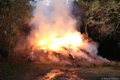 Sachsen / Bannewitz: Am 08.09.2025 kam es gegen 18.20 Uhr in Welschhufe zu einem Brand. In einem Waldstück zwischen der Horkenstraße und dem Hengstberg brannten ca. 120 Heuballen. Als die Feuerwehr eintraf, war die Rauchwolke schon aus der Entfernung zu sehen und die Ballen standen lichterloh in Flammen. Die Feuerwehrleute konnten zunächst verhindern, daß das Feuer auf die umliegende Natur übersprang und sich ausbreitete. Die Löschwasserversorgung war aufwändig und mußte über eine lange Wegstrecke aufgebaut werden. Später kamen zwei Radlader und ein Bagger zum Einsatz, um die Heuballen auseinanderzuziehen. Dann konnten die ca. 50 Feuerwehrleute den Brand löschen. Der Einsatz dauerte bis weit in die Nachstunden an, da die Löscharbeiten zeitintensiv waren. Im Einsatz waren die Freiwilligen Feuerwehren Bannewitz und Kreischa, sowie die Stadtteilfeuerwehr Kaitz. Die Polizei ermittelt zur Brandursache.
