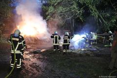 Sachsen / Bannewitz: Am 08.09.2025 kam es gegen 18.20 Uhr in Welschhufe zu einem Brand. In einem Waldstück zwischen der Horkenstraße und dem Hengstberg brannten ca. 120 Heuballen. Als die Feuerwehr eintraf, war die Rauchwolke schon aus der Entfernung zu sehen und die Ballen standen lichterloh in Flammen. Die Feuerwehrleute konnten zunächst verhindern, daß das Feuer auf die umliegende Natur übersprang und sich ausbreitete. Die Löschwasserversorgung war aufwändig und mußte über eine lange Wegstrecke aufgebaut werden. Später kamen zwei Radlader und ein Bagger zum Einsatz, um die Heuballen auseinanderzuziehen. Dann konnten die ca. 50 Feuerwehrleute den Brand löschen. Der Einsatz dauerte bis weit in die Nachstunden an, da die Löscharbeiten zeitintensiv waren. Im Einsatz waren die Freiwilligen Feuerwehren Bannewitz und Kreischa, sowie die Stadtteilfeuerwehr Kaitz. Die Polizei ermittelt zur Brandursache.