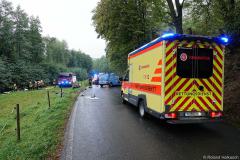 Sachsen / Kreischa: Am 08.10.2025 kam es gegen 16.25 Uhr auf der Wittgensdorfer Straße (K 9007) bei Lungkwitz (Kresicha) zu einem Verkehrsunfall. Nach dem Ortsausgang kollidierte ein Kleintransporter VW mit einem entgegenkommenden PKW Skoda. Außerdem schleuderte der Transporter auf den nassen Fahrbahn noch gegen einen PKW Opel. Nach der Kollision schleuderte der Skoda quer über eine Wiese und rutschte in einen Graben. Die Skodafahrerin wurde im Fahrzeug eingeklemmt und mußte durch die Freiwilligen Feuerwehren Kreischa und Bannewitz befreit werden. Sie wurde schwer verletzt und ins Krankenhaus eingeliefert. Zwei weitere Personen wurden ebenfalls und in Krankenhäuser gebracht. Eine vierte Person trug leichte Verletzungen davon und wurde vor Ort durch den Rettungsdienst behandelt. An allen drei Fahrzeugen entstand Totalschaden. Die Kreisstraße war wegen des Unfalls gesperrt. Die Polizei ermittelt zur Unfallursache.
