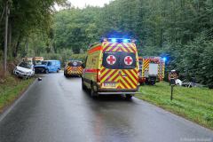 Sachsen / Kreischa: Am 08.10.2025 kam es gegen 16.25 Uhr auf der Wittgensdorfer Straße (K 9007) bei Lungkwitz (Kresicha) zu einem Verkehrsunfall. Nach dem Ortsausgang kollidierte ein Kleintransporter VW mit einem entgegenkommenden PKW Skoda. Außerdem schleuderte der Transporter auf den nassen Fahrbahn noch gegen einen PKW Opel. Nach der Kollision schleuderte der Skoda quer über eine Wiese und rutschte in einen Graben. Die Skodafahrerin wurde im Fahrzeug eingeklemmt und mußte durch die Freiwilligen Feuerwehren Kreischa und Bannewitz befreit werden. Sie wurde schwer verletzt und ins Krankenhaus eingeliefert. Zwei weitere Personen wurden ebenfalls und in Krankenhäuser gebracht. Eine vierte Person trug leichte Verletzungen davon und wurde vor Ort durch den Rettungsdienst behandelt. An allen drei Fahrzeugen entstand Totalschaden. Die Kreisstraße war wegen des Unfalls gesperrt. Die Polizei ermittelt zur Unfallursache.