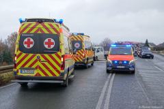 Sachsen / Bannewitz: Am 10.11.2025 kam es gegen 10.50 Uhr auf der B 170, zwischen Possendorf und Hänichen zu einem Verkehrsunfall. Ein in Richtung Dresden fahrender PKW VW Touran geriet in einer Rechtskurve ins Schleudern. Der Wagen stellte sich quer in kollidierte mit einem entgegenkommenden Kleintransporter VW T5. Zwei Personen wurden bei dem Unfall verletzt. Eine Person wurde ins Krankenhaus eingeliefert. Ein weiterer Beteiligter wurde vor Ort durch den Rettungsdienst behandelt. Die Freiwillige Feuerwehr Bannewitz war im Einsatz und nahm die ausgetretenen Betriebsstoffe auf. Die Bundesstraße 170 ist wegen des Unfalls gesperrt. Die Polizei ermittelt zur Unfallursache.