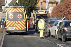 Sachsen / Bannewitz: Am 27.12.2025 kam es gegen 10.50 Uhr auf der B 170 in Hänichen zu einem Verkehrsunfall. Wegen eines verkehrsbedingt bremsenden Fahrzeug kollidierten in Richtung Dresden fünf PKW. Wahrscheinlich hatten einige Autofahrer den Sicherheitsabstand nicht eingehalten. 10 Personen wurden durch den Rettungsdienst vor Ort behandelt. Die Freiwillige Feuerwehr Bannewitz sicherte die Unfallstelle ab und nahm die ausgetretenen Betriebsstoffe auf. Die Bundesstraße war wegen des Unfalls gesperrt. Der Verkehrsunfalldienst der Polizei ermittelt zur Unfallursache.