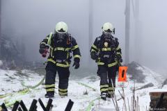 Sachsen / Bannewitz: Am 13.01.2026 kam es gegen 10.50 Uhr in Wilmsdorf zu einem Brand. An der Ferdinand-von-Schill-Straße ein Schuppen, welcher direkt an ein Wohnhaus grenzte. Als die Freiwilligen Feuerwehren Bannewitz und Kreischa und die Feuerwehr Freital anrückten, stand der Schuppen lichterloh in Flammen und Rauchwolke war bereits auf der Anfahrt zu sehen. Mit mehreren Strahlrohren löschten die Feuerwehrleute den Brand. Sie verhinderten erfolgreich ein Übergreifen des Feuers auf das Wohnhaus. Der Schuppen und Teile eines benachbarten Carports wurden jedoch ein Raub der Flammen. Personen kamen nicht zu Schaden. Jedoch nahm die Polizei einen verdächtigen Mann wegen des Verdachts der schweren Brandstiftung fest. Die Ferdinand-von-Schill-Straße war während des Einsatzes gesperrt. Die Polizei ermittelt zur Brandursache.
(Text: Polizeidirektion Dresden)
Am Dienstag haben Polizisten nach einem Schuppenbrand einen Mann (26) festgenommen, der mutmaßlich für das Feuer verantwortlich war.
Ersten Ermittlungen zufolge drang der 26-Jährige in einen Schuppen an der Ferdinand-von-Schill-Straße ein und entzündete ein Feuer. Dieses geriet außer Kontrolle, wobei der Schuppen abbrannte. Die Feuerwehr verhinderte das Übergreifen der Flammen auf das nebenstehende Wohnhaus. Eine Schadenssumme ist noch nicht bekannt.
Alarmierte Polizisten nahmen den 26-jährigen deutschen Staatsbürger am Ort fest und ermitteln wegen der schweren Brandstiftung gegen ihn.