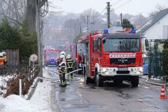 Sachsen / Bannewitz: Am 13.01.2026 kam es gegen 10.50 Uhr in Wilmsdorf zu einem Brand. An der Ferdinand-von-Schill-Straße ein Schuppen, welcher direkt an ein Wohnhaus grenzte. Als die Freiwilligen Feuerwehren Bannewitz und Kreischa und die Feuerwehr Freital anrückten, stand der Schuppen lichterloh in Flammen und Rauchwolke war bereits auf der Anfahrt zu sehen. Mit mehreren Strahlrohren löschten die Feuerwehrleute den Brand. Sie verhinderten erfolgreich ein Übergreifen des Feuers auf das Wohnhaus. Der Schuppen und Teile eines benachbarten Carports wurden jedoch ein Raub der Flammen. Personen kamen nicht zu Schaden. Jedoch nahm die Polizei einen verdächtigen Mann wegen des Verdachts der schweren Brandstiftung fest. Die Ferdinand-von-Schill-Straße war während des Einsatzes gesperrt. Die Polizei ermittelt zur Brandursache.
(Text: Polizeidirektion Dresden)
Am Dienstag haben Polizisten nach einem Schuppenbrand einen Mann (26) festgenommen, der mutmaßlich für das Feuer verantwortlich war.
Ersten Ermittlungen zufolge drang der 26-Jährige in einen Schuppen an der Ferdinand-von-Schill-Straße ein und entzündete ein Feuer. Dieses geriet außer Kontrolle, wobei der Schuppen abbrannte. Die Feuerwehr verhinderte das Übergreifen der Flammen auf das nebenstehende Wohnhaus. Eine Schadenssumme ist noch nicht bekannt.
Alarmierte Polizisten nahmen den 26-jährigen deutschen Staatsbürger am Ort fest und ermitteln wegen der schweren Brandstiftung gegen ihn.