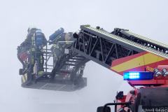 Sachsen / Bannewitz: Am 13.01.2026 kam es gegen 10.50 Uhr in Wilmsdorf zu einem Brand. An der Ferdinand-von-Schill-Straße ein Schuppen, welcher direkt an ein Wohnhaus grenzte. Als die Freiwilligen Feuerwehren Bannewitz und Kreischa und die Feuerwehr Freital anrückten, stand der Schuppen lichterloh in Flammen und Rauchwolke war bereits auf der Anfahrt zu sehen. Mit mehreren Strahlrohren löschten die Feuerwehrleute den Brand. Sie verhinderten erfolgreich ein Übergreifen des Feuers auf das Wohnhaus. Der Schuppen und Teile eines benachbarten Carports wurden jedoch ein Raub der Flammen. Personen kamen nicht zu Schaden. Jedoch nahm die Polizei einen verdächtigen Mann wegen des Verdachts der schweren Brandstiftung fest. Die Ferdinand-von-Schill-Straße war während des Einsatzes gesperrt. Die Polizei ermittelt zur Brandursache.
(Text: Polizeidirektion Dresden)
Am Dienstag haben Polizisten nach einem Schuppenbrand einen Mann (26) festgenommen, der mutmaßlich für das Feuer verantwortlich war.
Ersten Ermittlungen zufolge drang der 26-Jährige in einen Schuppen an der Ferdinand-von-Schill-Straße ein und entzündete ein Feuer. Dieses geriet außer Kontrolle, wobei der Schuppen abbrannte. Die Feuerwehr verhinderte das Übergreifen der Flammen auf das nebenstehende Wohnhaus. Eine Schadenssumme ist noch nicht bekannt.
Alarmierte Polizisten nahmen den 26-jährigen deutschen Staatsbürger am Ort fest und ermitteln wegen der schweren Brandstiftung gegen ihn.