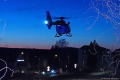 Sachsen / Bannewitz: Am 15.02.2026 kam es gegen 16.50 Uhr auf der Horkenstraße in Bannewitz zu einem Verkehrsunfall. Ein PKW Kia Sportage kollidierte mit einem PKW Skoda Scala. Sechs Personen zum Teil schwer verletzt und in Krankenhäuser eingeliefert. Der Rettungshubschrauber "Christoph 62" war im Einsatz brachte einen weiteren Notarzt an die Unfallstelle. Aufgrund der Anzahl der Verletzten wurde das Alarmstichwort auf Massenanfall an Verletzten (MANV) erhöht. Im Einsatz waren die Freiwilligen Feuerwehren Bannewitz und Kreischa. Die Horkenstraße war gesperrt. Der Verkehrsunfalldienst der Polizei ermittelt zur Unfallursache. Die Polizei sucht dringend Zeugen, welche Angaben zum Unfall machen können.