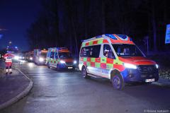 Sachsen / Bannewitz: Am 15.02.2026 kam es gegen 16.50 Uhr auf der Horkenstraße in Bannewitz zu einem Verkehrsunfall. Ein PKW Kia Sportage kollidierte mit einem PKW Skoda Scala. Sechs Personen zum Teil schwer verletzt und in Krankenhäuser eingeliefert. Der Rettungshubschrauber "Christoph 62" war im Einsatz brachte einen weiteren Notarzt an die Unfallstelle. Aufgrund der Anzahl der Verletzten wurde das Alarmstichwort auf Massenanfall an Verletzten (MANV) erhöht. Im Einsatz waren die Freiwilligen Feuerwehren Bannewitz und Kreischa. Die Horkenstraße war gesperrt. Der Verkehrsunfalldienst der Polizei ermittelt zur Unfallursache. Die Polizei sucht dringend Zeugen, welche Angaben zum Unfall machen können.