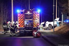 Sachsen / Bannewitz: Am 15.02.2026 kam es gegen 16.50 Uhr auf der Horkenstraße in Bannewitz zu einem Verkehrsunfall. Ein PKW Kia Sportage kollidierte mit einem PKW Skoda Scala. Sechs Personen zum Teil schwer verletzt und in Krankenhäuser eingeliefert. Der Rettungshubschrauber "Christoph 62" war im Einsatz brachte einen weiteren Notarzt an die Unfallstelle. Aufgrund der Anzahl der Verletzten wurde das Alarmstichwort auf Massenanfall an Verletzten (MANV) erhöht. Im Einsatz waren die Freiwilligen Feuerwehren Bannewitz und Kreischa. Die Horkenstraße war gesperrt. Der Verkehrsunfalldienst der Polizei ermittelt zur Unfallursache. Die Polizei sucht dringend Zeugen, welche Angaben zum Unfall machen können.