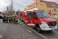 Sachsen / Freital: Am 21.02.2026 kam es gegen 13.40 Uhr in Pesterwitz zu einem Gefahrguteinsatz der Feuerwehr. Zunächst führte die Polizei eine Maßnahme in der Wohnung eines Mehrfamilienhauses am Gutshof durch. Dabei entdeckten die Beamten eine größere Menge verdächtiger Chemikalien in der Wohnung. Die Beamten forderten daraufhin die Feuerwehr an. Die Feuerwehr Freital und der Gefahrgutzug des Landeskreises rückten an, um die Substanzen sicherzustellen. 15 Bewohner des Hauses mußten ihre Wohnungen verlassen und wurden durch das DRK betreut. In Schutzanzügen und unter Atemschutz bargen die Feuerwehrleute die Chemikalien und übergaben sie der Polizei. Anschließend konnten die Bewohner in das Haus zurückkehren. Über 40 Einsatzkräfte waren im Einsatz. Der Dorfplatz war während des Einsatzes gesperrt. Ob es sich bei der Wohnung möglicherweise um ein Drogenlabor handelt, konnte noch nicht geklärt werden. Die Polizei ermittelt.