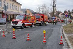 Sachsen / Freital: Am 21.02.2026 kam es gegen 13.40 Uhr in Pesterwitz zu einem Gefahrguteinsatz der Feuerwehr. Zunächst führte die Polizei eine Maßnahme in der Wohnung eines Mehrfamilienhauses am Gutshof durch. Dabei entdeckten die Beamten eine größere Menge verdächtiger Chemikalien in der Wohnung. Die Beamten forderten daraufhin die Feuerwehr an. Die Feuerwehr Freital und der Gefahrgutzug des Landeskreises rückten an, um die Substanzen sicherzustellen. 15 Bewohner des Hauses mußten ihre Wohnungen verlassen und wurden durch das DRK betreut. In Schutzanzügen und unter Atemschutz bargen die Feuerwehrleute die Chemikalien und übergaben sie der Polizei. Anschließend konnten die Bewohner in das Haus zurückkehren. Über 40 Einsatzkräfte waren im Einsatz. Der Dorfplatz war während des Einsatzes gesperrt. Ob es sich bei der Wohnung möglicherweise um ein Drogenlabor handelt, konnte noch nicht geklärt werden. Die Polizei ermittelt.
