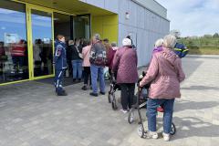 Sachsen / Bannewitz: Am 24.04.2026 und 25. 04.2026 fand in Bannewitz die große Katastrophenschutzübung "Schwarzer Freitag" statt. Simuliert wurde ein größerer Stromausfall, von dem auch die Gemeinde Bannewitz betroffen war. Über 60 Einsatzkräfte der Feuerwehr, des DRK, des THW, der Polizei und der Gemeinde waren an der Übung beteiligt. So wurde u. a. die Evakuierung eines Seniorenzentrums geprobt. Statisten und auch Bewohner ließen sich durch Kräfte des DRK zu einer Notunterkunft bringen. Außerdem wurden ein mit dem Blackout in Verbindung Brand und ein Verkehrsunfall simuliert.
(Text: Bürgermeister Bannewitz, Heiko Wersig)
Sehr geehrte Bürgerinnen und Bürger,
hiermit möchte ich Sie über eine groß angelegte Katastrophenschutzübung am 24. und 25. April 2026 in unserem Gemeindegebiet informieren, welcheauf der Annahme eines „Blackouts“ basiert. Ziel der Übung ist, die Einsatzkräfte auf einen möglichen Katastrophenfall vorzubereiten und dabei die Leistungsfähigkeit unserer Feuerwehr und unserer Verwaltung in einem möglichen Blackout-Fall zu erproben, wobei ebenso das Kommunikationskonzept der Amateurfunker zum ersten Mal einer Bewährungsprobe unterzogen wird.

Zudem erhalten wir seitens des Landratsamtes Sächsische Schweiz-Osterzgebirge, der Polizei, des DRK und dem THW aus Dippoldiswalde umfängliche Unterstützung. Die Übung beginnt am Freitag, gegen 12 Uhr. Der Bürgermeister erhält die fiktive Information, dass es in großen Teilen Deutschlands und in Teilen angrenzender Länder zu einem flächendeckenden Stromausfall gekommen ist, dessen Ursache einen Cyber-Angriff vermuten lässt. Es ist zu dieser Zeit von einem längerfristigen und noch unkontrollierbaren Ereignis auszugehen. Das Szenario beginnt. Der Verwaltungsstab findet sich zusammen und beginnt mit seiner Arbeit. Die Sirenen an den Standorten der Feuerwehrgerätehäuser werden ausgelöst, um die Kameradinnen und Kameraden zusammen zu rufen. Bitte beachten Sie: Es handelt sich um