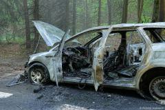 Sachsen / Bannewitz: Am 04.05.2026 kam es gegen 18.30 Uhr in Bannewitz zu einem Fahrzeugbrand. Am Hengstberg (K 9017) war während der Fahrt ein PKW Ford Mondeo in Brand geraten. Als die Freiwillige Feuerwehr Bannewitz eintraf, stand der Wagen bereits in Flammen, und das Feuer hatte wegen der Trockenheit auf umliegende Bäume und den Waldboden übergegriffen. Alle fünf Insassen, darunter auch Kinder, konnten den Ford rechtzeitig und unverletzt verlassen. Die Feuerwehrleute konnten eine weitere Ausbreitung des Brandes verhindern und den Ford zügig löschen. Der Kombi brannte vollständig aus. Die Straße „Hengstberg“ war wegen des Einsatzes gesperrt.