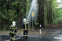 Sachsen / Bannewitz: Am 04.05.2026 kam es gegen 18.30 Uhr in Bannewitz zu einem Fahrzeugbrand. Am Hengstberg (K 9017) war während der Fahrt ein PKW Ford Mondeo in Brand geraten. Als die Freiwillige Feuerwehr Bannewitz eintraf, stand der Wagen bereits in Flammen, und das Feuer hatte wegen der Trockenheit auf umliegende Bäume und den Waldboden übergegriffen. Alle fünf Insassen, darunter auch Kinder, konnten den Ford rechtzeitig und unverletzt verlassen. Die Feuerwehrleute konnten eine weitere Ausbreitung des Brandes verhindern und den Ford zügig löschen. Der Kombi brannte vollständig aus. Die Straße „Hengstberg“ war wegen des Einsatzes gesperrt.