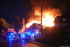 Sachsen / Rabenau: Am 14.05.2026 kam es gegen 20.50 Uhr in Oelsa zu einem Großbrand. An der Hauptstraße brannte ein ehemaliges Gebäude einer Polstermöbelfabrik. Aktuell soll das Gebäude fast leer gestanden haben. Einzig ein oder zwei Firmen sollen derzeit Mieter gewesen sein. Als die Feuerwehr eintraf, stand der Dachstuhl lichterloh in Flammen. Das Feuer breitete sich schnell auf das gesamte Gebäude aus. Die Rauchwolke war kilometerweit zu sehen. Schnell mußten weitere Kräfte nachalarmiert werden. Am Ende waren über 130 Feuerwehrleute der Freiwilligen Feuerwehren Rabenau, Freital, Bannewitz, Dippoldiswalde, Kreischa und Pirna im Einsatz. Zunächst gelang es, die umliegenden Häuser zu schützen. Mit mehreren Strahlrohren gelang es den Brand unter Kontrolle zu bringen. Erst nach mehreren Stunden konnte das Feuer gelöscht werden. Das DRK versorgte die Einsatzkräfte mit Essen und Getränken im nahen Gerätehaus der Freiwilligen Feuerwehr Rabenau. Die Hauptstraße in Oelsa war wegen des Einsatzes gesperrt. Die Polizei ermittelt zur Brandursache.