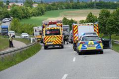 Sachsen / Bannewitz: Am 18.05.2026 kam es gegen 13.05 Uhr auf der auf der Leubnitzer Straße in Goppeln zu einem Verkehrsunfall. Ein PKW Kia Ceed von Dresden in Richtung Goppeln unterwegs. Kurz nach dem Ortsausgang Dresden geriet der Kombi aus noch ungeklärter Ursache auf die Gegenfahrbahn und prallte gegen die Leitplanke. Der Kiafahrer wurde verletzt und ins Krankenhaus eingeliefert. Die Freiwillige Feuerwehr Bannewitz sicherte die Unfallstelle und unterstützte den Rettungsdienst. Die Leubnitzer Straße war wegen des Unfalls gesperrt. Die Buslinie 68 mußte umgeleitet werden. Der Verkehrsunfalldienst der Polizei ermittelt zur Unfallursache.