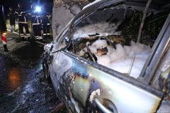 Sachsen / Bannewitz: Am 22.07.2026 kam es gegen 21 Uhr auf der B 170 zu einem Fahrzeugbrand. Zwischen der Boderitzer Straße und der Windbergstraße war ein PKW Renault Megane während der Fahrt in Brand geraten. Als die Freiwillige Feuerwehr Bannewitz eintraf, stand der Wagen lichterloh in Flammen. Der Fahrer hatte sein Auto rechtzeitig und unverletzt verlassen. Mit Wasser und Schaum löschten die Feuerwehrleute den Brand. Der Renault brannte aus. Wegen des Brandes war die Bundesstraße 170 gesperrt.