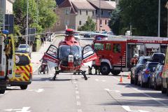 Sachsen / Bannewitz: Am 25.07.2026 kam es gegen 15.10 Uhr auf der Hauptstraße (B 170) in Possedorf zu einem Verkehrsunfall. Kurz nach der Kreuzung Poisentalstraße prallte ein PKW BMW auf einen vorausfahrenden PKW BMW 320d und Ihn auf einen PKW Aston Martin. Wegen der Anzahl der zu erwartenden Verletzten wurde ein Massenanfall an Verletzten (MANV) ausgerufen. Insgesamt sechs beteiligte Personen wurden durch den Rettungsdienst behandelt. Wegen der Anzahl der zu erwartenden Verletzten wurde ein Massenanfall an Verletzten (MANV) ausgerufen. Zwei bzw. drei Unfallbeteiligte wurden in Krankenhäuser eingeliefert. Alle Anderen wurden vor Ort behandelt. Der Rettungshubschrauber "Christoph 38" brachte einen weiteren Notarzt an die Unfallstelle. Die Freiwilligen Feuerwehren Bannewitz und Kreischa sicherten die Unfallstelle ab und unterstützten den Rettungsdienst. Alle drei Fahrzeuge wurden erheblich beschädigt bzw. entstand Totalschaden. Die Bundesstraße 170 war wegen des Unfalls gesperrt. Der Verkehrsunfalldienst der Polizei ermittelt zur Unfallursache.
