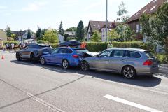 Sachsen / Bannewitz: Am 25.07.2026 kam es gegen 15.10 Uhr auf der Hauptstraße (B 170) in Possedorf zu einem Verkehrsunfall. Kurz nach der Kreuzung Poisentalstraße prallte ein PKW BMW auf einen vorausfahrenden PKW BMW 320d und Ihn auf einen PKW Aston Martin. Wegen der Anzahl der zu erwartenden Verletzten wurde ein Massenanfall an Verletzten (MANV) ausgerufen. Insgesamt sechs beteiligte Personen wurden durch den Rettungsdienst behandelt. Wegen der Anzahl der zu erwartenden Verletzten wurde ein Massenanfall an Verletzten (MANV) ausgerufen. Zwei bzw. drei Unfallbeteiligte wurden in Krankenhäuser eingeliefert. Alle Anderen wurden vor Ort behandelt. Der Rettungshubschrauber "Christoph 38" brachte einen weiteren Notarzt an die Unfallstelle. Die Freiwilligen Feuerwehren Bannewitz und Kreischa sicherten die Unfallstelle ab und unterstützten den Rettungsdienst. Alle drei Fahrzeuge wurden erheblich beschädigt bzw. entstand Totalschaden. Die Bundesstraße 170 war wegen des Unfalls gesperrt. Der Verkehrsunfalldienst der Polizei ermittelt zur Unfallursache.