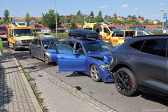 Sachsen / Bannewitz: Am 25.07.2026 kam es gegen 15.10 Uhr auf der Hauptstraße (B 170) in Possedorf zu einem Verkehrsunfall. Kurz nach der Kreuzung Poisentalstraße prallte ein PKW BMW auf einen vorausfahrenden PKW BMW 320d und Ihn auf einen PKW Aston Martin. Wegen der Anzahl der zu erwartenden Verletzten wurde ein Massenanfall an Verletzten (MANV) ausgerufen. Insgesamt sechs beteiligte Personen wurden durch den Rettungsdienst behandelt. Wegen der Anzahl der zu erwartenden Verletzten wurde ein Massenanfall an Verletzten (MANV) ausgerufen. Zwei bzw. drei Unfallbeteiligte wurden in Krankenhäuser eingeliefert. Alle Anderen wurden vor Ort behandelt. Der Rettungshubschrauber "Christoph 38" brachte einen weiteren Notarzt an die Unfallstelle. Die Freiwilligen Feuerwehren Bannewitz und Kreischa sicherten die Unfallstelle ab und unterstützten den Rettungsdienst. Alle drei Fahrzeuge wurden erheblich beschädigt bzw. entstand Totalschaden. Die Bundesstraße 170 war wegen des Unfalls gesperrt. Der Verkehrsunfalldienst der Polizei ermittelt zur Unfallursache.