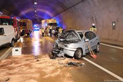 Sachsen / Dresden: Am 16.09.2026 kam es gegen 19.25 Uhr auf der BAB 17, zwischen der AS Dresden-Südvorstadt und der AS Dresden-Gorbitz zu einem Verkehrsunfall. Im Coschützer Tunnel stießen zwei PKW (Fiat Brava, Opel Astra und ein Sattelzug Volvo zusammen. Nach bisherigen Erkenntnissen prallte der Fiat auf den vorausfahrenden Opel. Anschließend schleuderte der Fiat gegen den Auflieger des LKW.
(Text: Feuerwehr Dresden)
Am frühen Abend kam es auf der Bundesautobahn 17 in Fahrtrichtung Dresden im
Tunnel Coschütz aus bislang unbekannter Ursache zu einem Verkehrsunfall, an dem
ein Lkw und mehrere Pkw beteiligt waren.
Bei dem Unfall wurden insgesamt drei Menschen verletzt. Eine Person erlitt
schwere, zwei weitere Personen leichte Verletzungen. Die Verletzten wurden durch
den Rettungsdienst und einen Notarzt medizinisch versorgt. Zwei Patienten
mussten anschließend mit Rettungswagen in Krankenhäuser transportiert werden.
Durch die Kollision traten größere Mengen an Betriebsstoffen aus. Einsatzkräfte
der Feuerwehr banden die ausgelaufenen Flüssigkeiten und nahmen diese auf.
Darüber hinaus sicherten sie die Unfallstelle und unterstützten die weiteren
Maßnahmen im Tunnel.
Für die Dauer der Rettungs- und Einsatzmaßnahmen musste die A17 in Fahrtrichtung
Dresden vollständig gesperrt werden.
Im Einsatz waren rund 50 Einsatzkräfte der Feuer- und Rettungswachen
Albertstadt, Löbtau und Altstadt, der Rettungswache Friedrichstadt, der
Freiwilligen Feuerwehren Goppeln und Bannewitz sowie der A-Dienst.